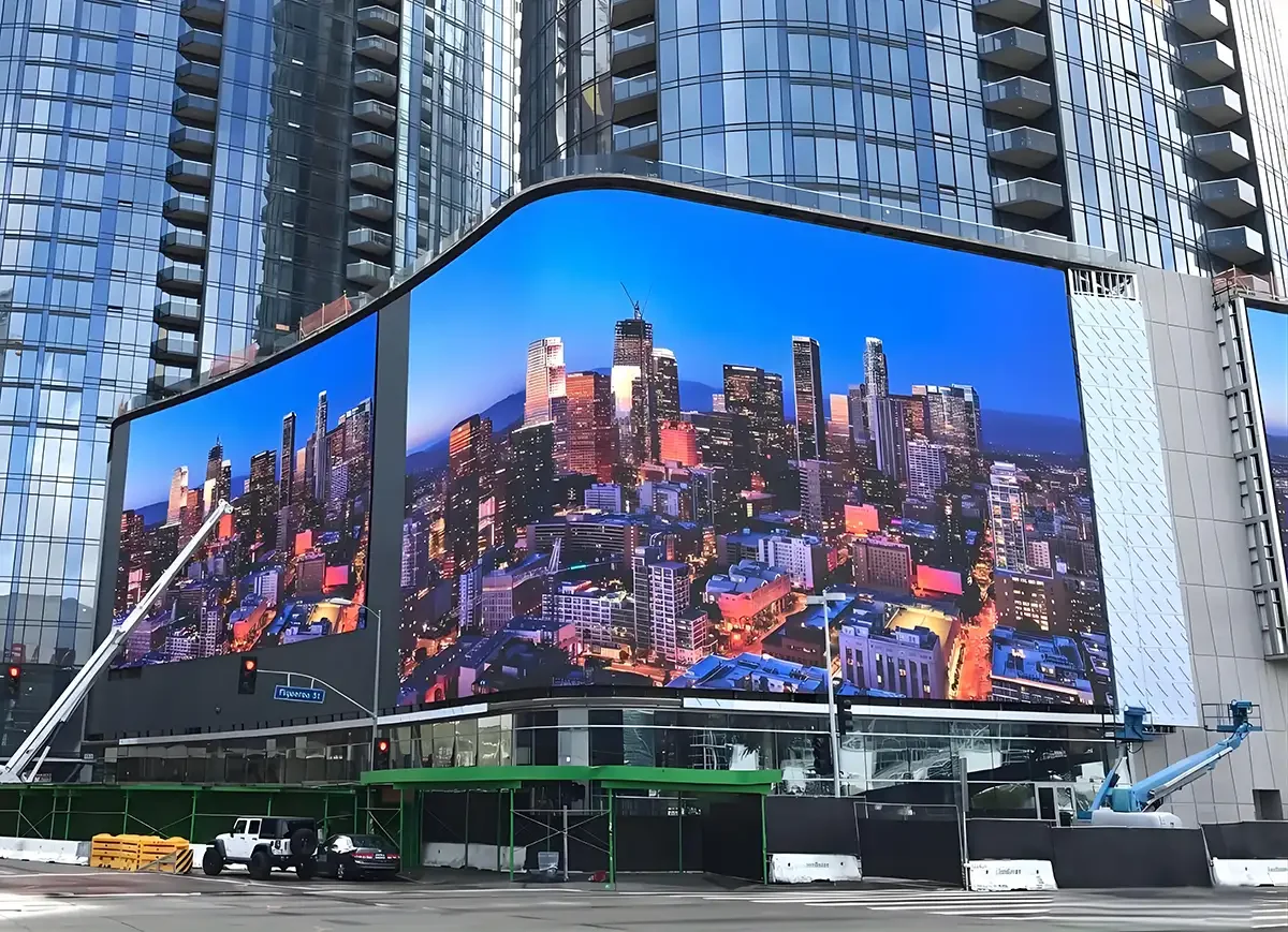 Shopping Mall LED Video Wall Solutions from ReissDisplay3 Shopping Mall LED Video Wall Solutions from ReissDisplay3